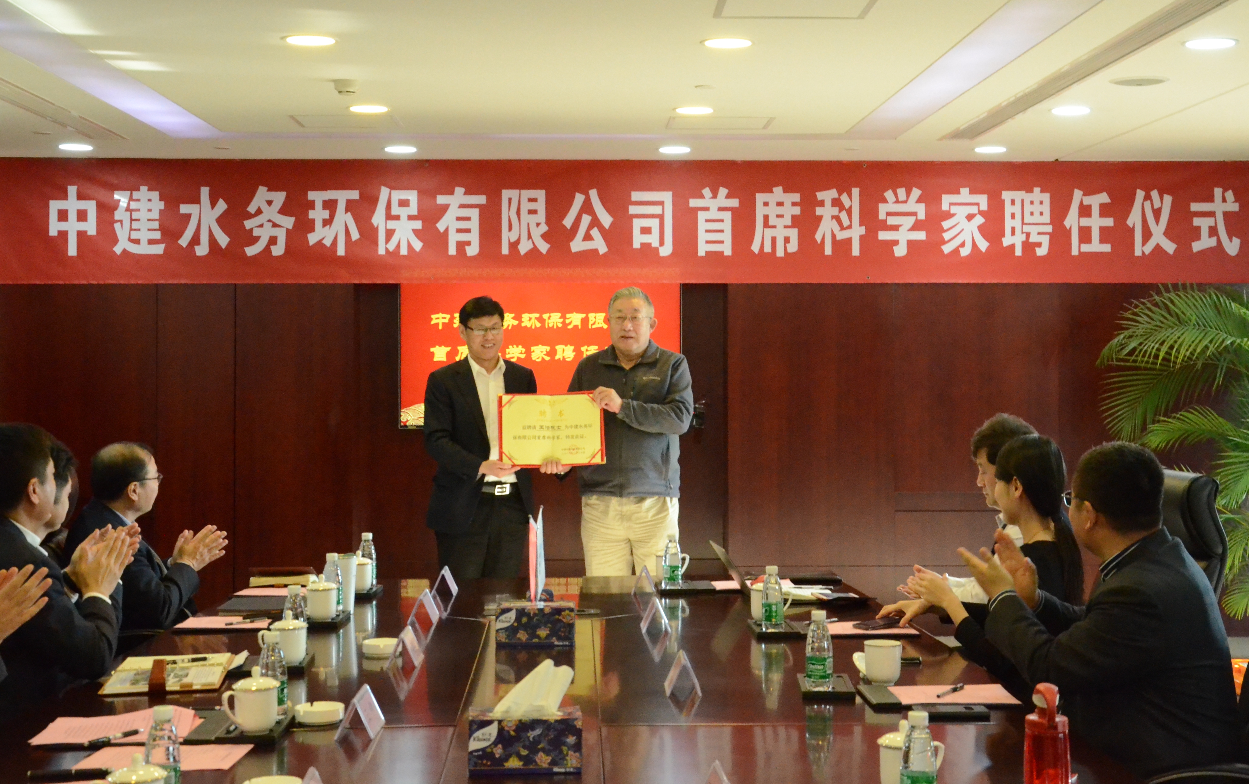 颁发聘书.jpg